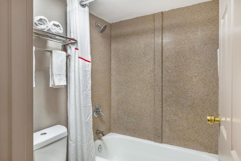 Deluxe Room with Two Double Beds Smoking image 3