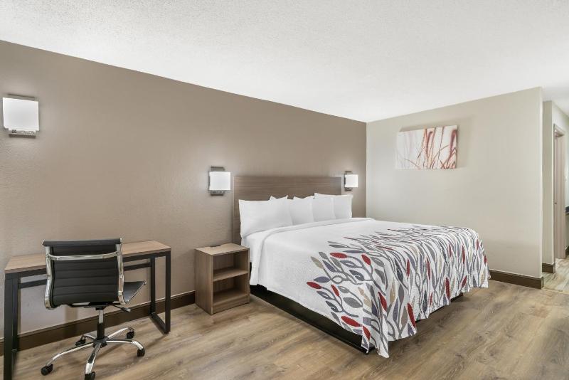 Deluxe King Room Disability Access image 4