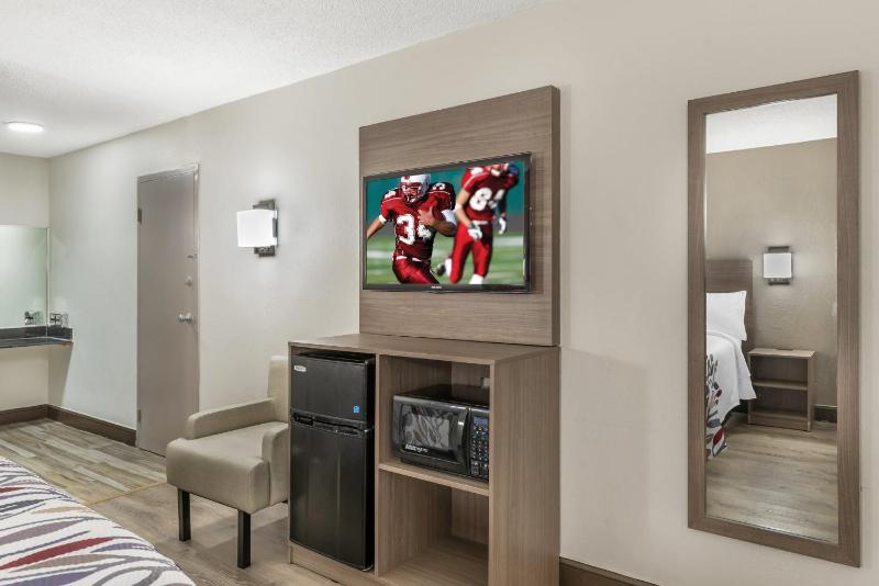 Deluxe King Room Disability Access image 3