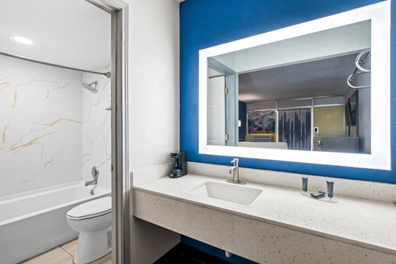 King Suite - Non Smoking image 2