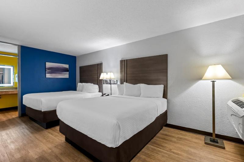Quadruple Room with Two Queen Beds and Tub - Disability Access/Non Smoking image 2