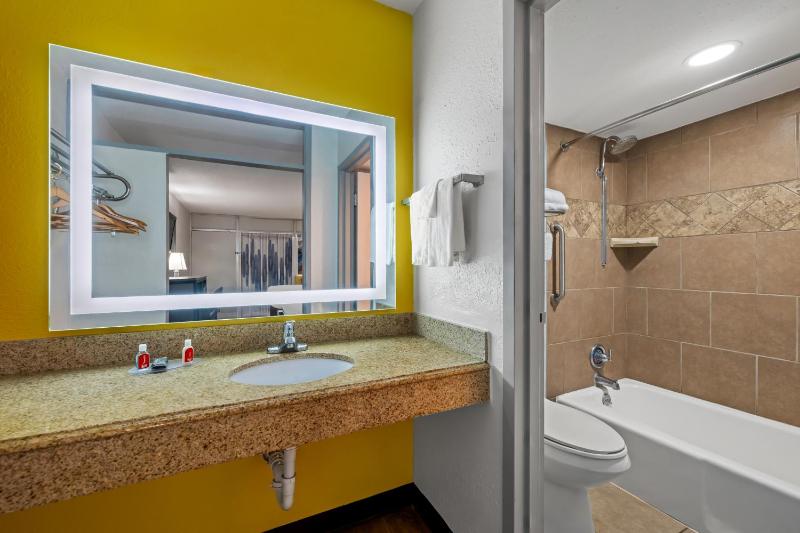 Quadruple Room with Two Queen Beds and Tub - Disability Access/Non Smoking image 1