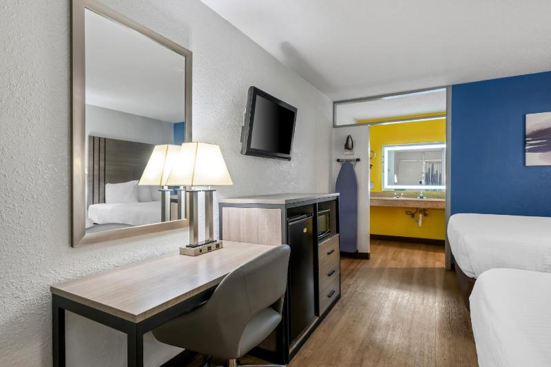 Quadruple Room with Two Queen Beds and Tub - Disability Access/Non Smoking image 4