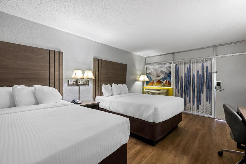 Quadruple Room with Two Queen Beds and Tub - Disability Access/Non Smoking image 3