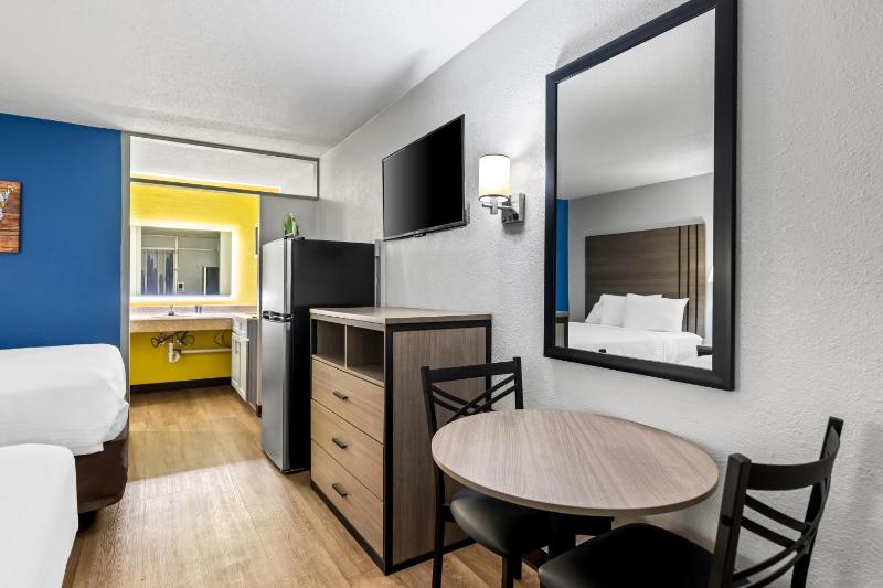 Efficiency Quadruple Room with Two Queen Beds - Non Smoking image 2