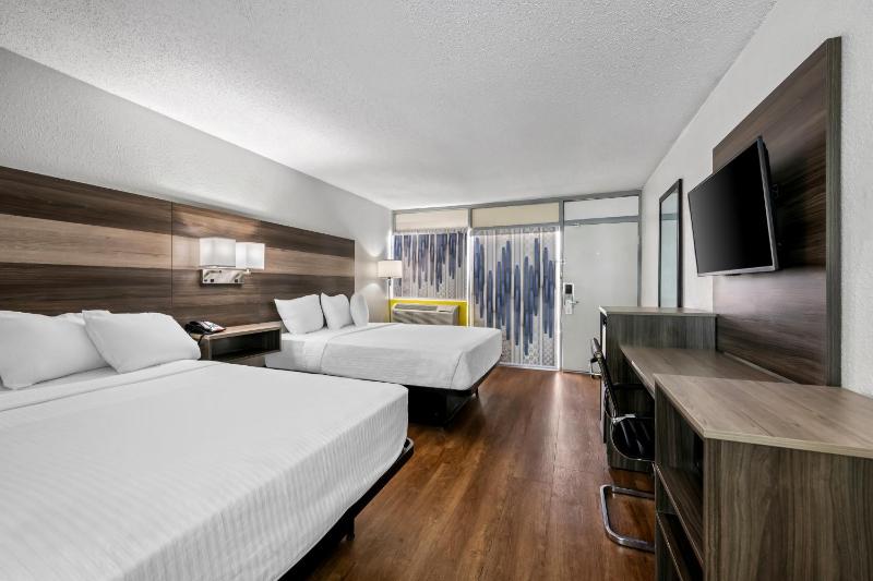 Quadruple Room with Two Queen Beds - Non Smoking image 2