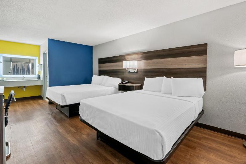 Quadruple Room with Two Queen Beds - Non Smoking image 3