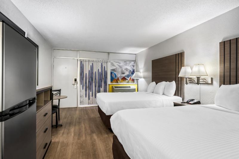 Efficiency Quadruple Room with Two Queen Beds - Non Smoking image 4