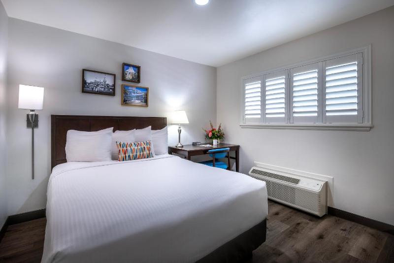 Triple Queen in Two Bedrooms image 4