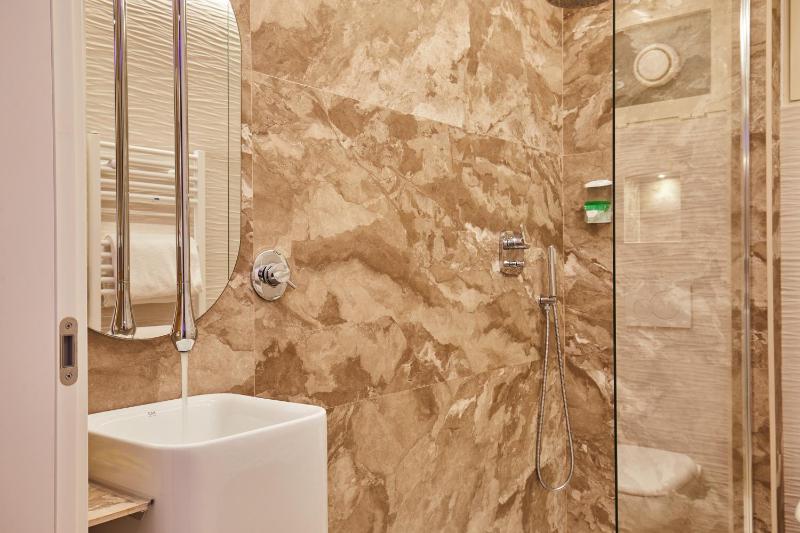 Suite with private Spa - Basement image 2