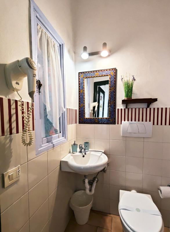Small Double Room image 3