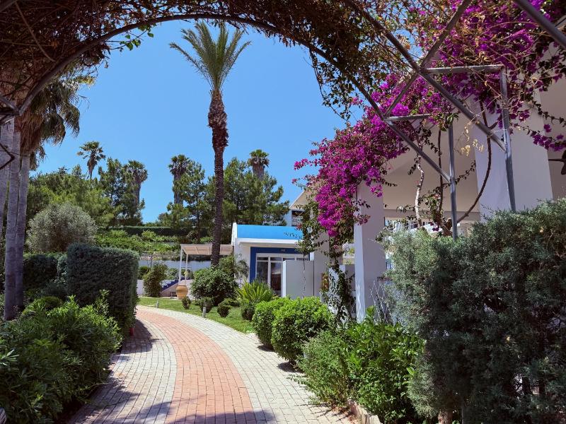 Five-Bedroom Villa with Private Pool and Sea View image 4