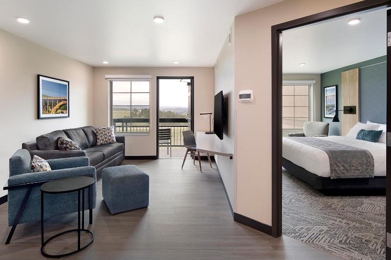 King Suite with Balcony image 3