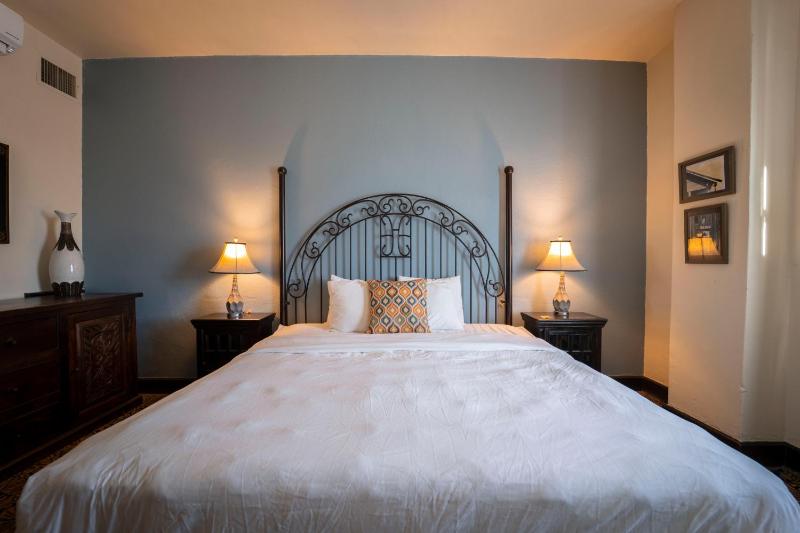 Standard King Room image 3