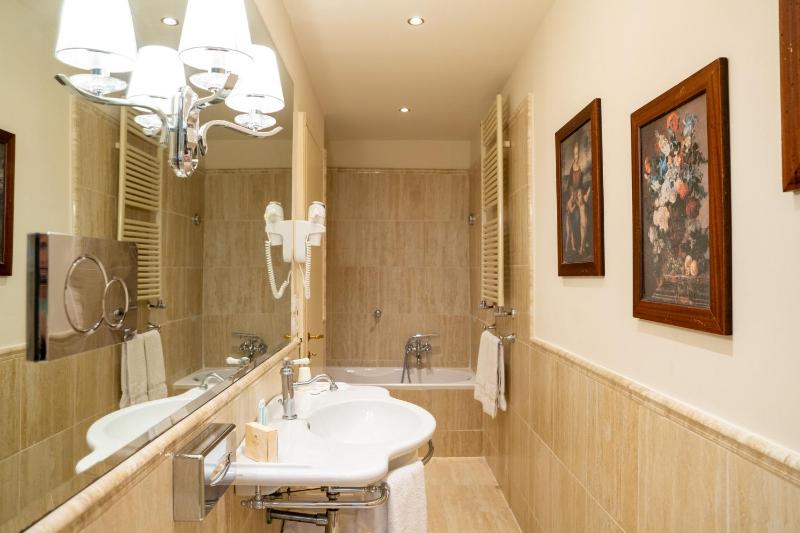 Quadruple Room image 4