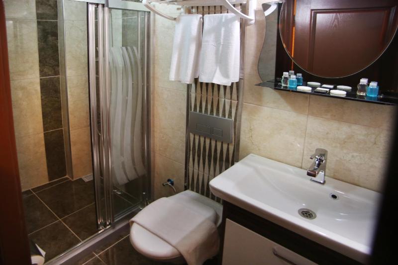 Standard Quadruple Room image 3