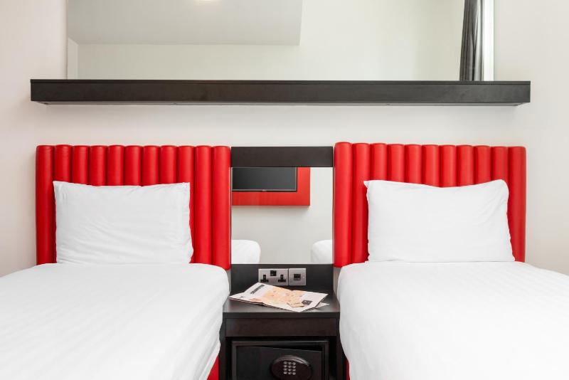 Twin Room image 3