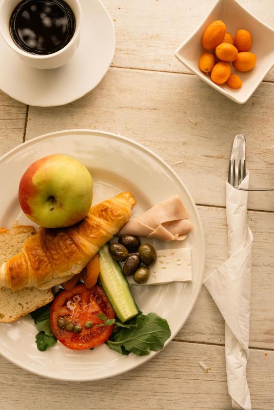 Deluxe Honeymoon Suite with Balcony image 4