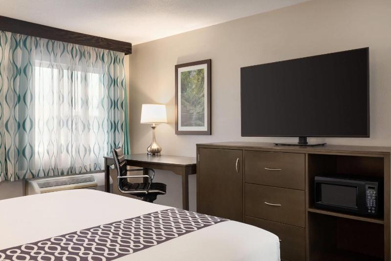 King Room - Mobility Accessible/Non-Smoking image 4