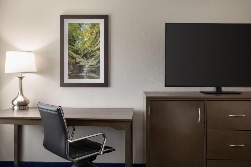 King Room - Non-Smoking image 2