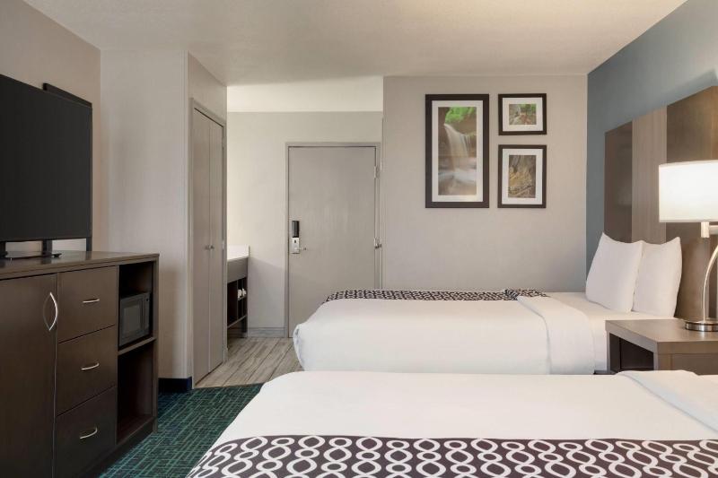 Queen Room with Two Queen Beds - Non-Smoking image 2