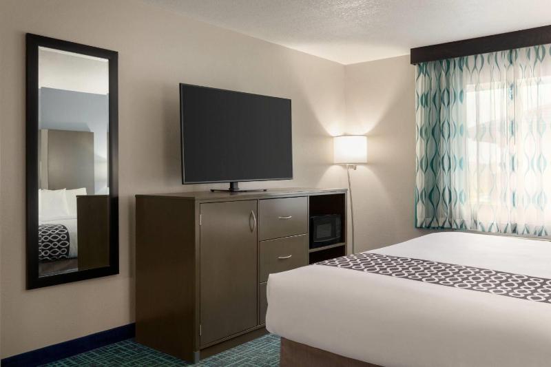 Deluxe King Suite - Non-Smoking image 2