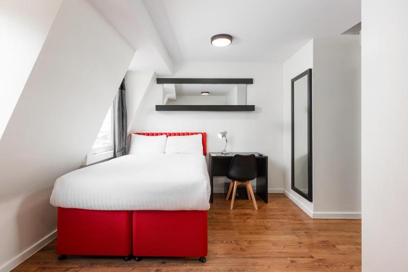 Double Room image 1