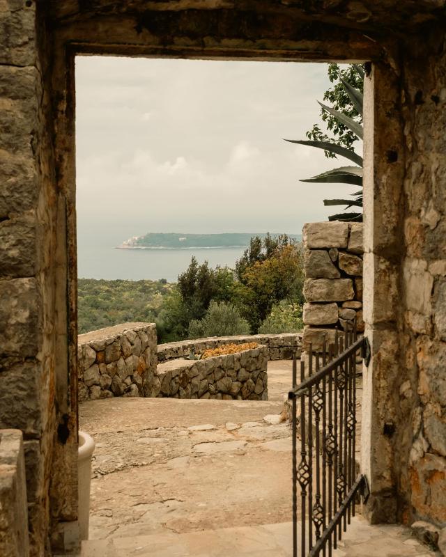 Deluxe Honeymoon Suite with Balcony image 3