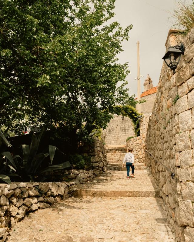 Deluxe Honeymoon Suite with Balcony image 2