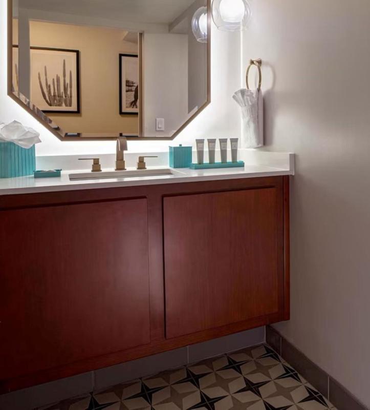Oversized Guest room with 1 King image 1