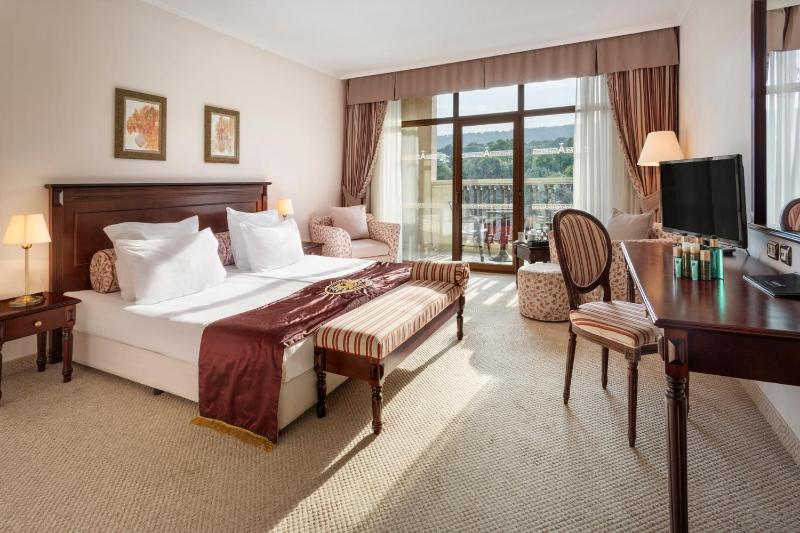 Standard Double or Twin Room with Park View image 1