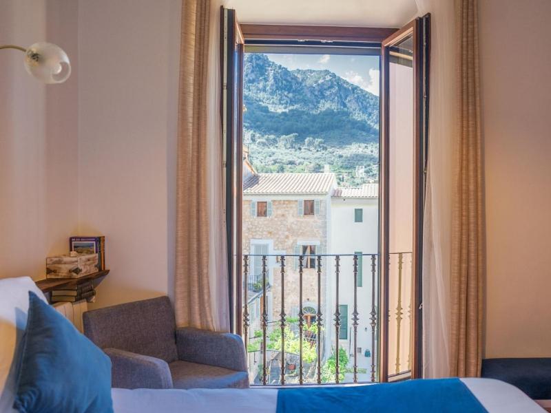 Double Room with Mountain View image 3