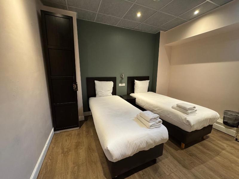Budget Twin Room image 4