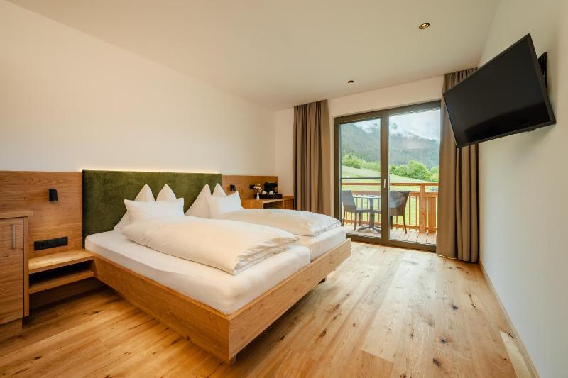 Double Room with Balcony and Lake View image 1