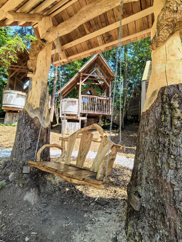 Tree House with Wooden Tub image 2