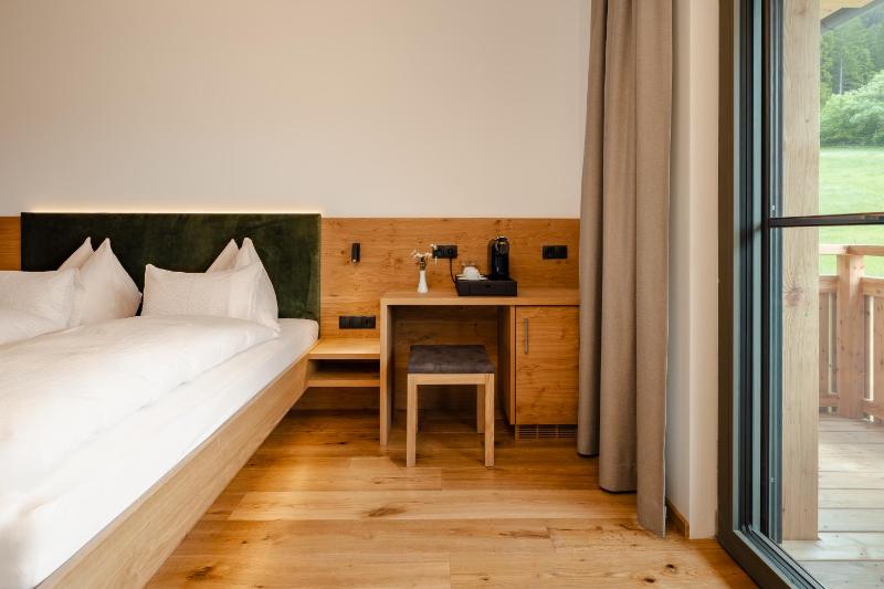 Double Room with Balcony and Lake View image 3