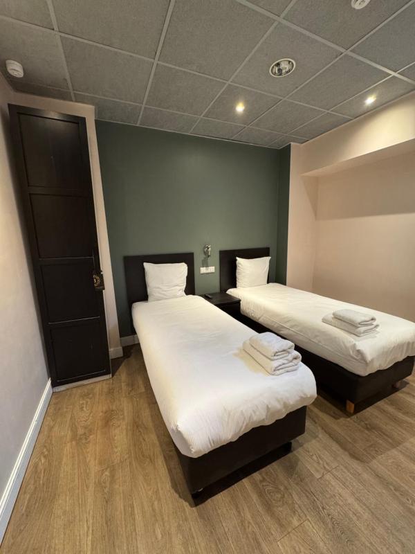 Budget Twin Room image 2