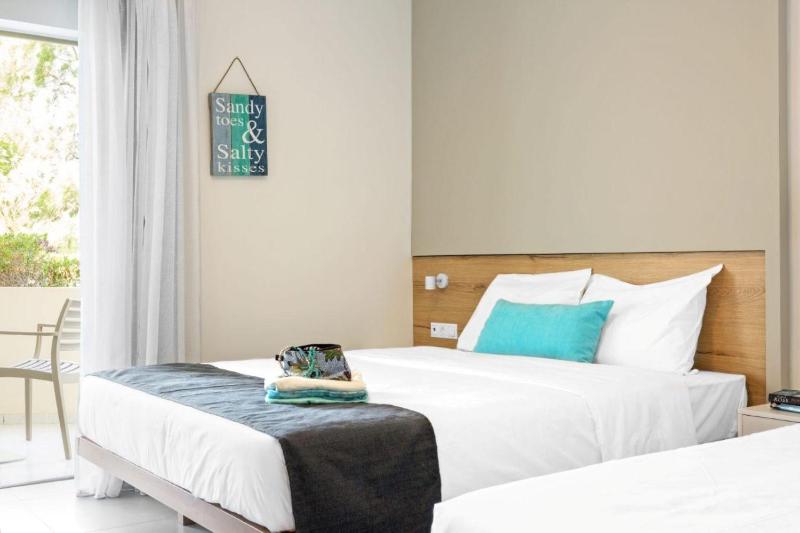 Superior Double or Twin Room with Side Sea View image 1