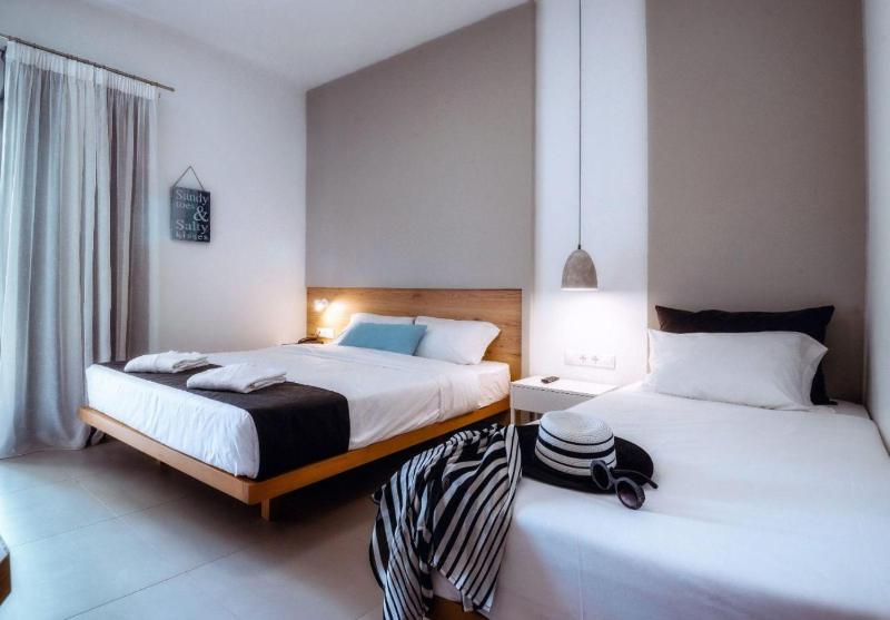 Superior Double or Twin Room with Side Sea View image 3
