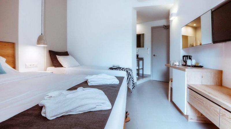 Superior Double or Twin Room with Side Sea View image 4