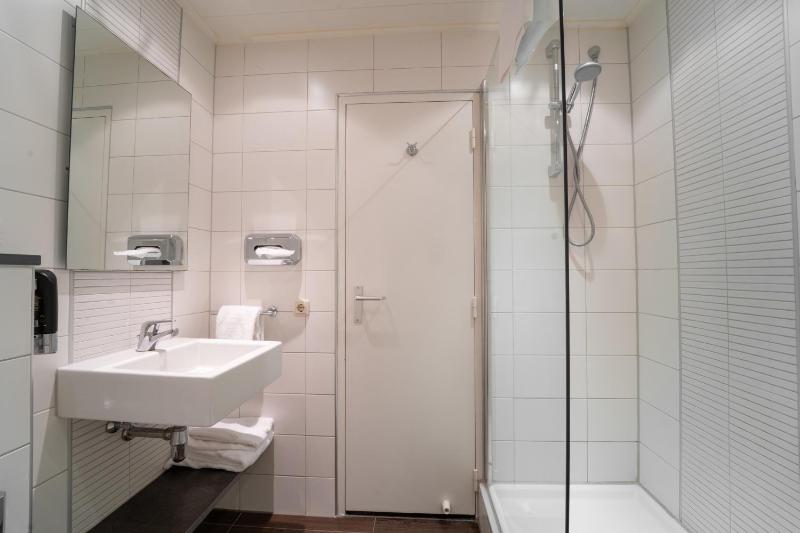 Classic Twin Room image 4