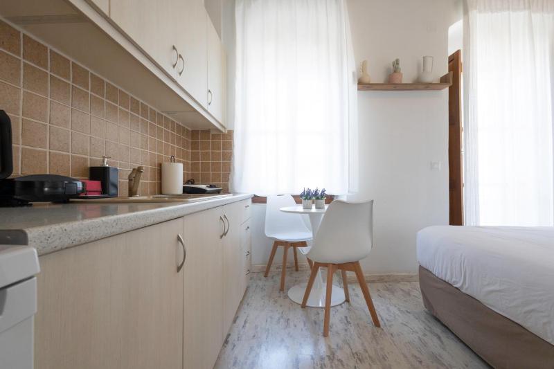 Deluxe Double Room with Balcony image 4