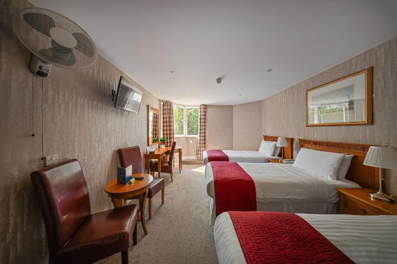 Crown Triple Room image 3