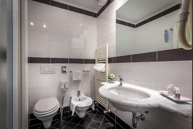 Single Room with Balcony and View image 3