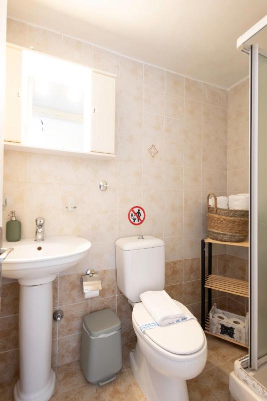 Deluxe Double Room with Balcony image 2