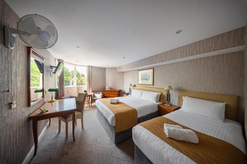 Crown Triple Room image 4