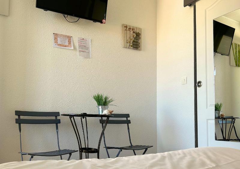 Small Double Room with Courtyard View image 1