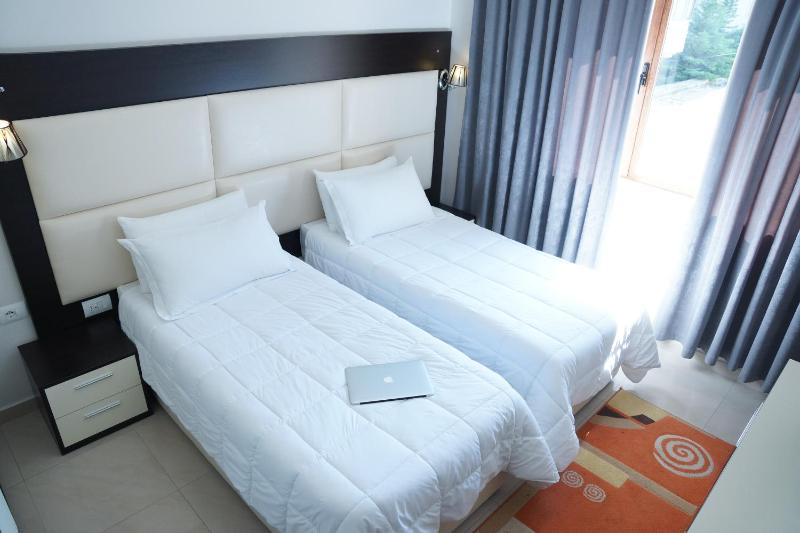 Economy Twin Room image 2