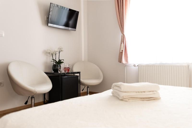 Standard  Double Room - No Kitchen image 4