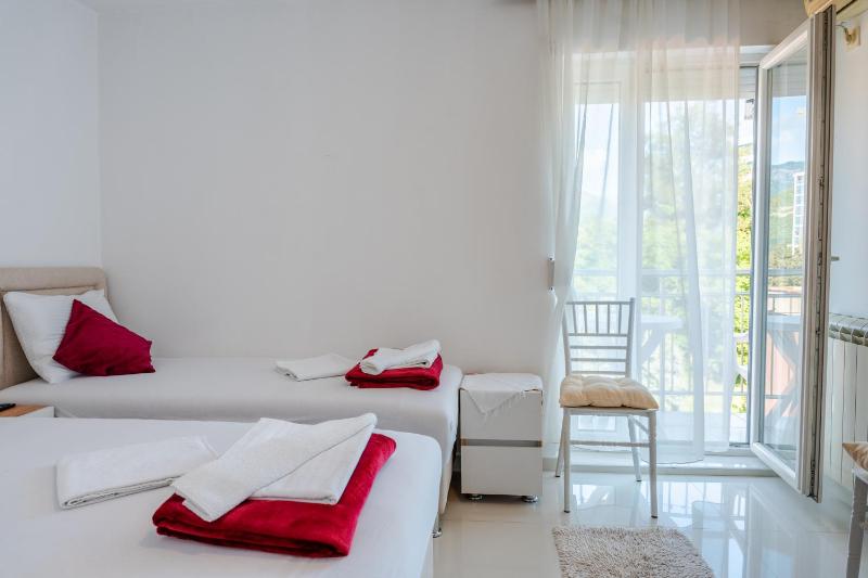 Studio with Balcony image 3